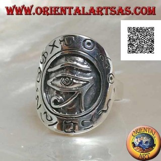 Anillo de escudo de plata con ojo de Horus (ojo de Ra) en relieve rodeado de jeroglíficos grabados