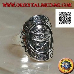 Bague bouclier en argent avec oeil d'Horus (oeil de Ra) en relief entouré de hiéroglyphes gravés