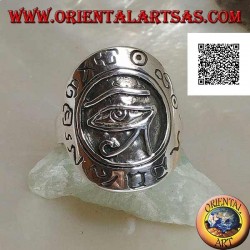 Anillo de escudo de plata con ojo de Horus (ojo de Ra) en relieve rodeado de jeroglíficos grabados