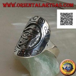 Anillo de escudo de plata con ojo de Horus (ojo de Ra) en relieve rodeado de jeroglíficos grabados