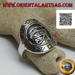 Silberner Schildring mit Reliefauge von Horus (Auge von Ra), umgeben von gravierten Hieroglyphen