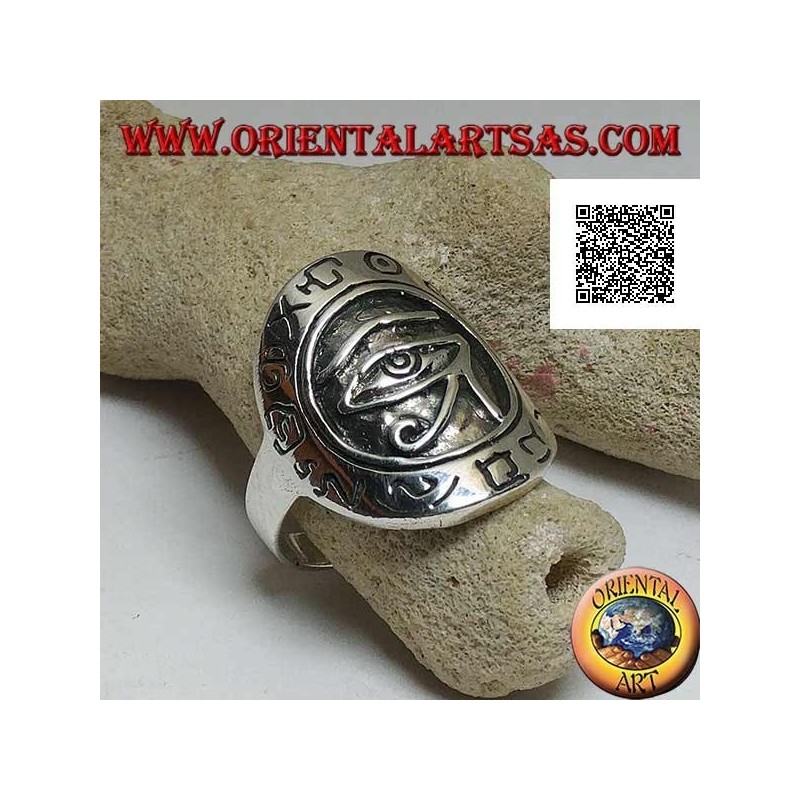 Anillo de escudo de plata con ojo de Horus (ojo de Ra) en relieve rodeado de jeroglíficos grabados