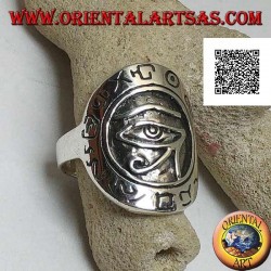 Bague bouclier en argent avec oeil d'Horus (oeil de Ra) en relief entouré de hiéroglyphes gravés