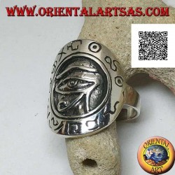 Anillo de escudo de plata con ojo de Horus (ojo de Ra) en relieve rodeado de jeroglíficos grabados