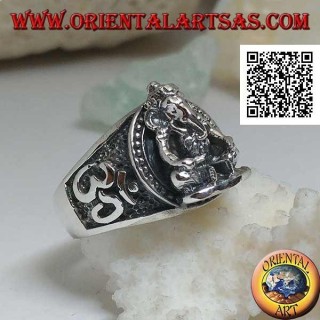 Anello in argento con Ganesh seduto in altorilievo  con Oṃ (ॐ) sui lati