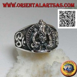 Silberring mit sitzendem Ganesh im Hochrelief mit Oṃ (ॐ) an den Seiten