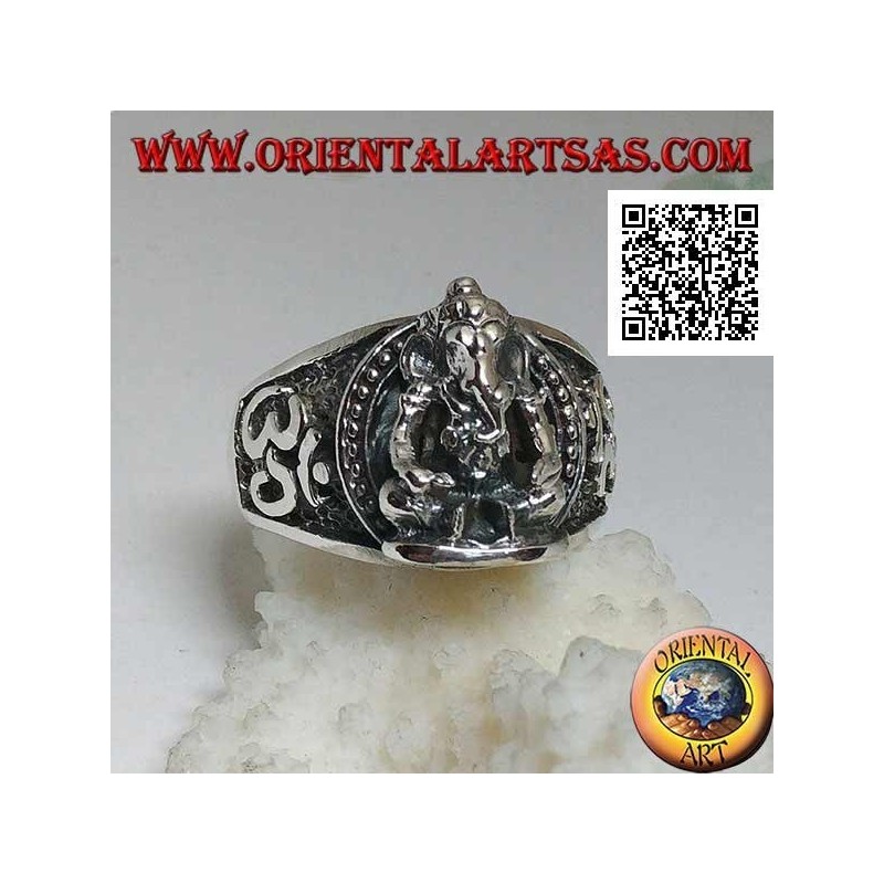 Bague en argent avec Ganesh assis en haut relief avec Oṃ (ॐ) sur les côtés
