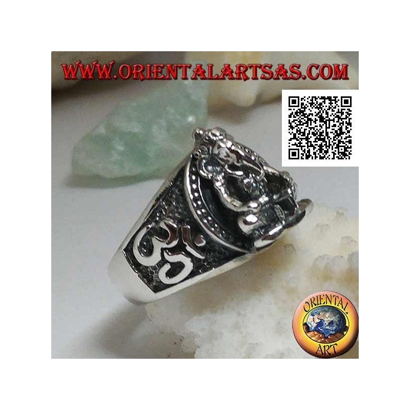 Silberring mit sitzendem Ganesh im Hochrelief mit Oṃ (ॐ) an den Seiten