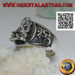 Silver ring with seated Ganesh in high relief with Oṃ (ॐ) on the sides