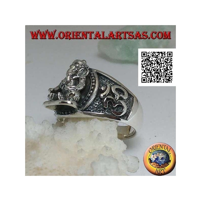 Anillo de plata con Ganesh sentado en alto relieve con Oṃ (ॐ) en los lados