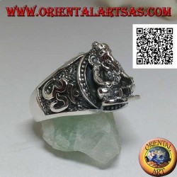 Silberring mit sitzendem Ganesh im Hochrelief mit Oṃ (ॐ) an den Seiten