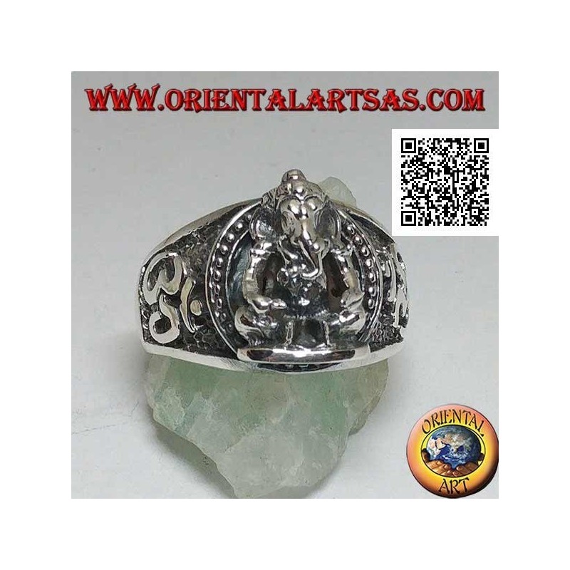 Anello in argento con Ganesh seduto in altorilievo  con Oṃ (ॐ) sui lati