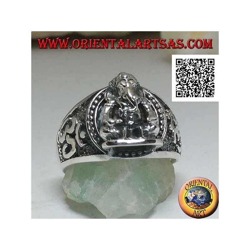 Anello in argento con Ganesh seduto in altorilievo  con Oṃ (ॐ) sui lati