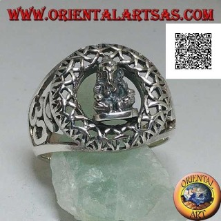 Bague en argent avec une statuette de Ganesh assis dans un cercle otraforato et Oṃ (ॐ) sur les côtés en ajouré