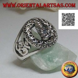 Anillo de plata con una estatuilla de Ganesh sentado en círculos de otroforato y Oṃ (ॐ) en los lados calados