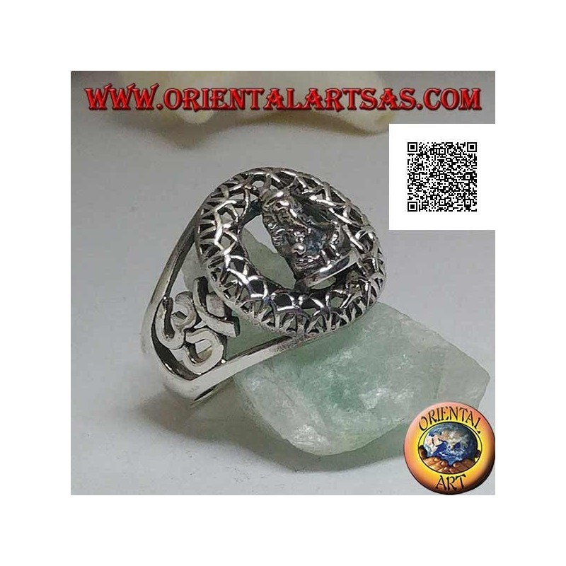 Silberring mit einer Ganesh-Statuette in einem Otraforato-Kreis und Oṃ (ॐ) an den Seiten in durchbrochener Ausführung