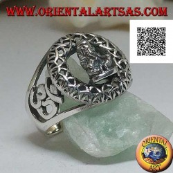 Bague en argent avec une statuette de Ganesh assis dans un cercle otraforato et Oṃ (ॐ) sur les côtés en ajouré