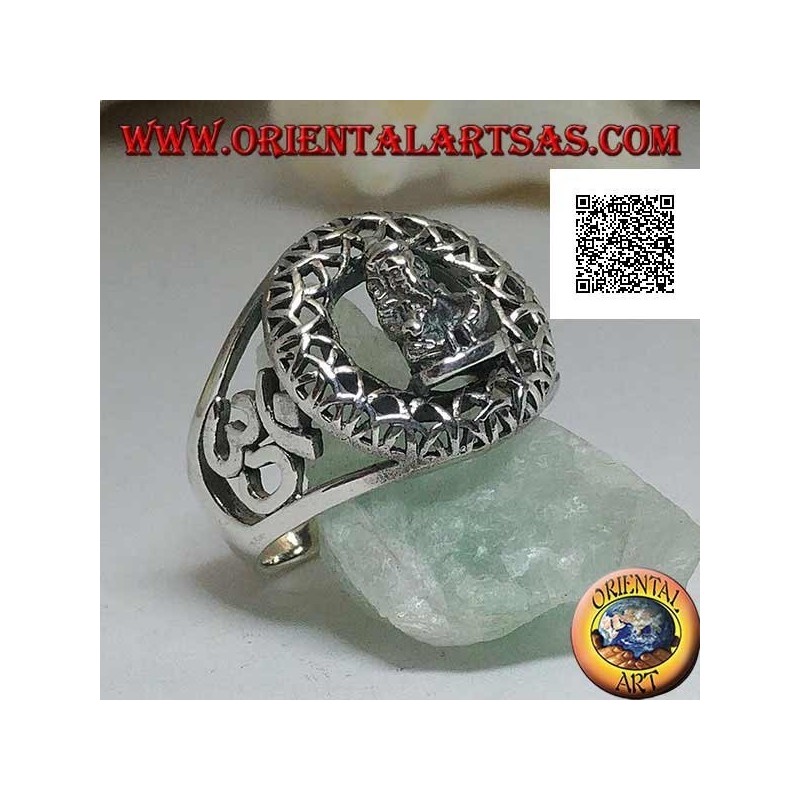 Anello in argento con statuetta di Ganesh seduto in un cerchi otraforato ed Oṃ (ॐ) sui lati in traforo
