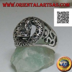 Bague en argent avec une statuette de Ganesh assis dans un cercle otraforato et Oṃ (ॐ) sur les côtés en ajouré