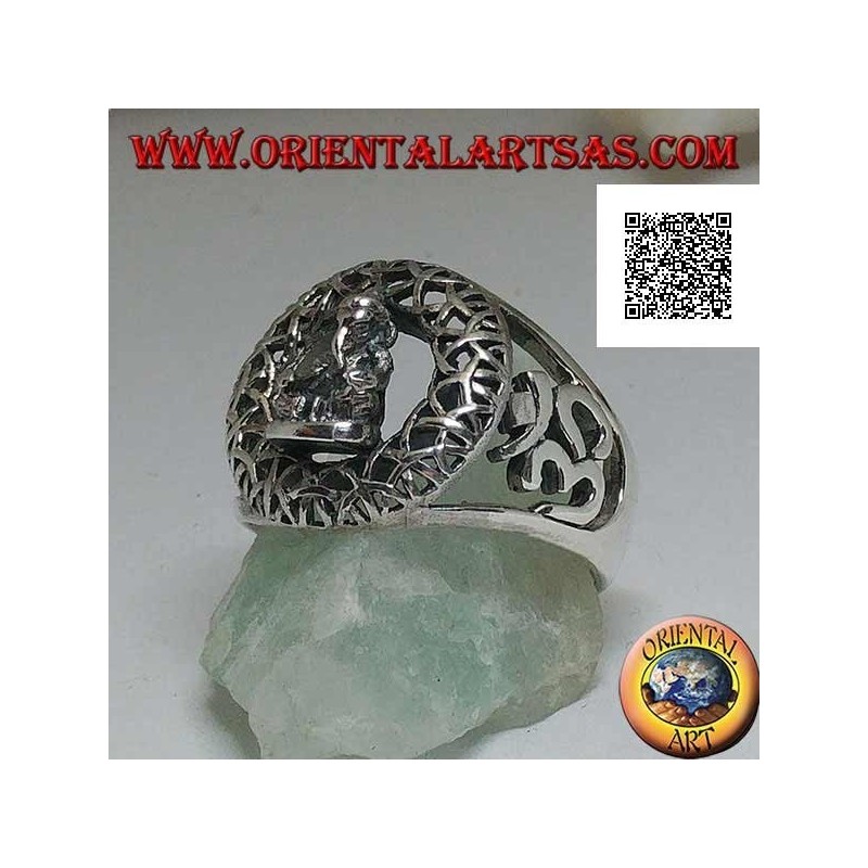 Anello in argento con statuetta di Ganesh seduto in un cerchi otraforato ed Oṃ (ॐ) sui lati in traforo