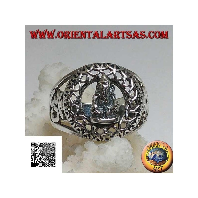 Anello in argento con statuetta di Ganesh seduto in un cerchi otraforato ed Oṃ (ॐ) sui lati in traforo