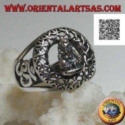 Bague en argent avec une statuette de Ganesh assis dans un cercle otraforato et Oṃ (ॐ) sur les côtés en ajouré