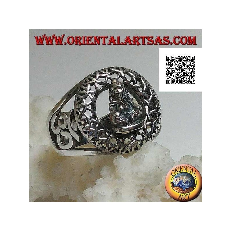 Anello in argento con statuetta di Ganesh seduto in un cerchi otraforato ed Oṃ (ॐ) sui lati in traforo