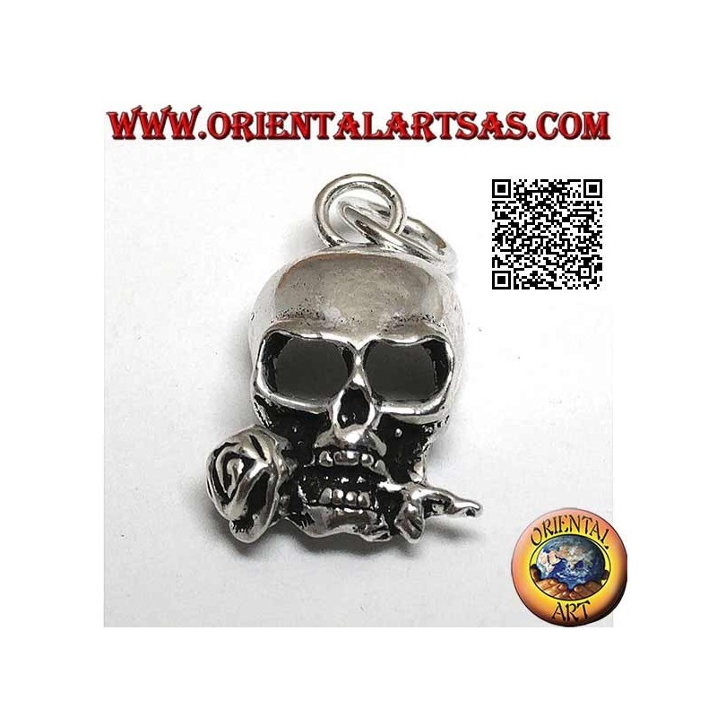 Pendentif en argent en forme de crâne avec une rose entre les dents