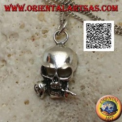 Pendentif en argent en forme de crâne avec une rose entre les dents