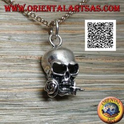 Colgante de plata en forma de calavera con una rosa entre los dientes