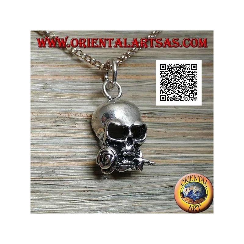 Colgante de plata en forma de calavera con una rosa entre los dientes
