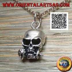 Colgante de plata en forma de calavera con una rosa entre los dientes