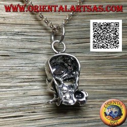 Silberanhänger in Form eines Schädels mit einer Rose zwischen den Zähnen