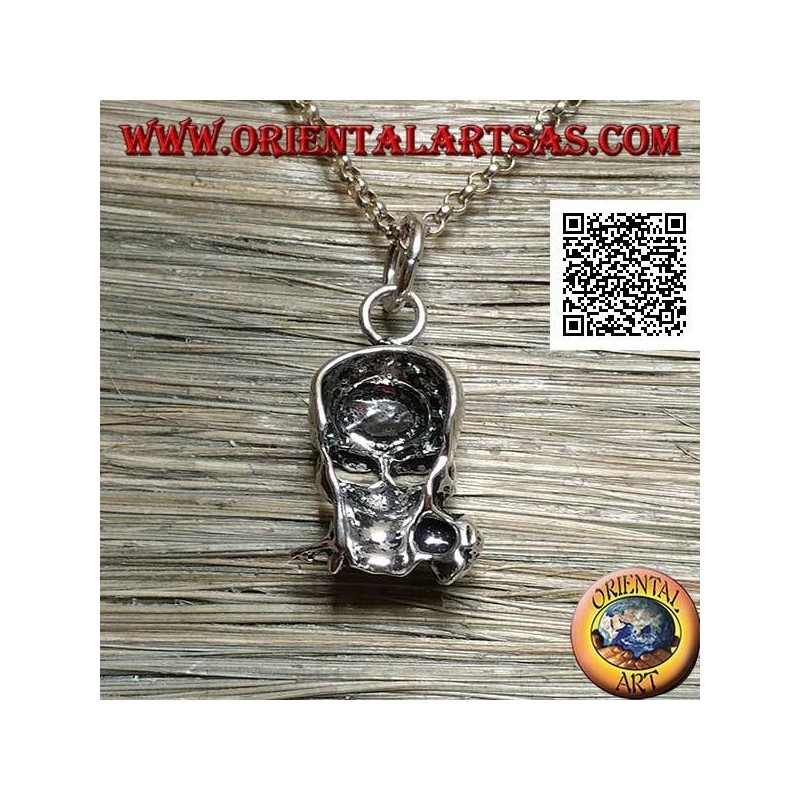 Colgante de plata en forma de calavera con una rosa entre los dientes