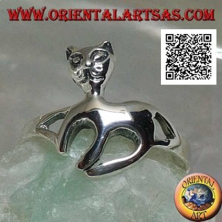 Anillo de plata en forma de gato en un elegante paseo