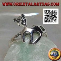 Anillo de plata en forma de gato en un elegante paseo