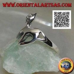 Anillo de plata en forma de gato en un elegante paseo