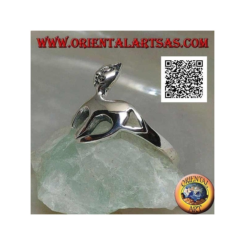Bague en argent en forme de chat lors d'une promenade gracieuse