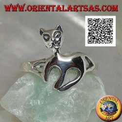 Bague en argent en forme de chat lors d'une promenade gracieuse