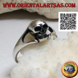 Einfacher silberner Ring mit kleinem hervorstehendem Schädel