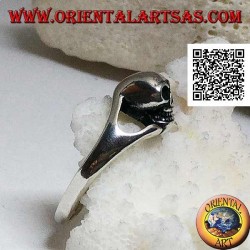 Bague en argent simple avec petit crâne saillant