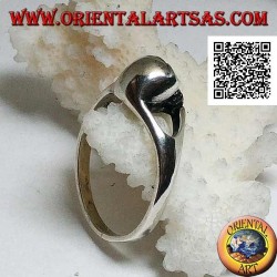 Anillo de plata simple con pequeña calavera que sobresale