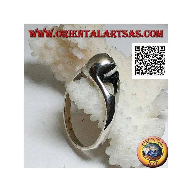 Anillo de plata simple con pequeña calavera que sobresale