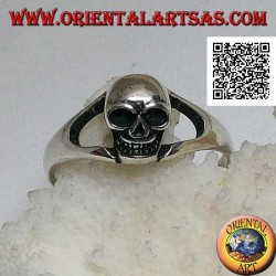 Anillo de plata simple con pequeña calavera que sobresale