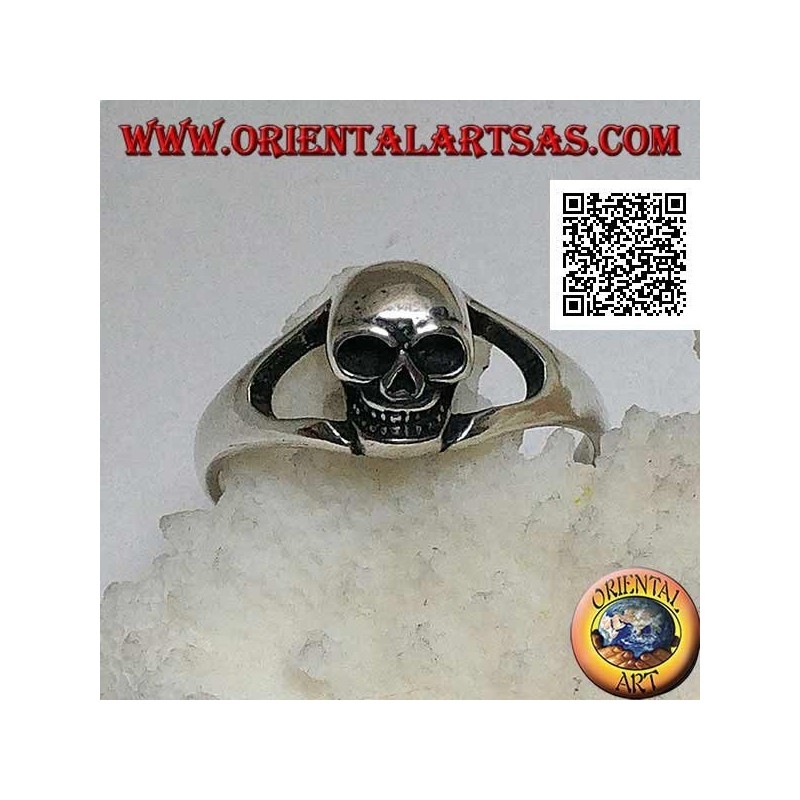 Bague en argent simple avec petit crâne saillant