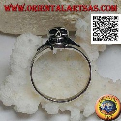 Anillo de plata simple con pequeña calavera que sobresale