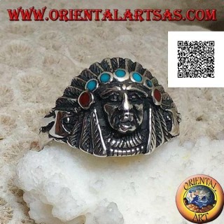 Bague en argent, tête d'Indien d'Amérique avec coiffe de plumes et disques turquoise et corail