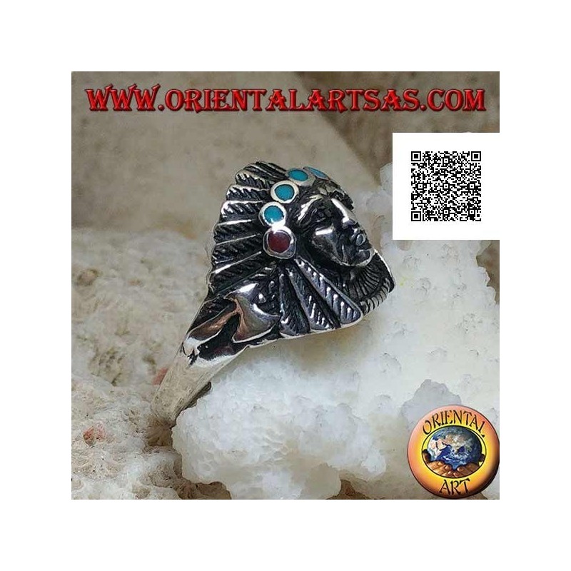 Anillo de plata, cabeza de indio americano con tocado de plumas y discos de turquesa y coral