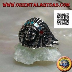 Anillo de plata, cabeza de indio americano con tocado de plumas y discos de turquesa y coral