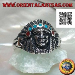 Anillo de plata, cabeza de indio americano con tocado de plumas y discos de turquesa y coral